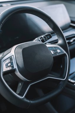 Arabanın içi otomatik gösterge paneliyle dolu. Yeni otomobil karbon kabini. Yüksek kalite fotoğraf