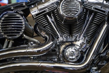 Motosiklet motoru. Yeni krom motorlu motorlu bir motosiklet. Yüksek kalite fotoğraf