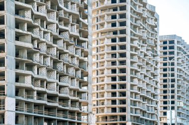 Modern mimarinin yeni apartmanı. Şehrin modern yerleşim yeri. Geliştirme, inşaat, konut kavramı. Yüksek kalite fotoğraf