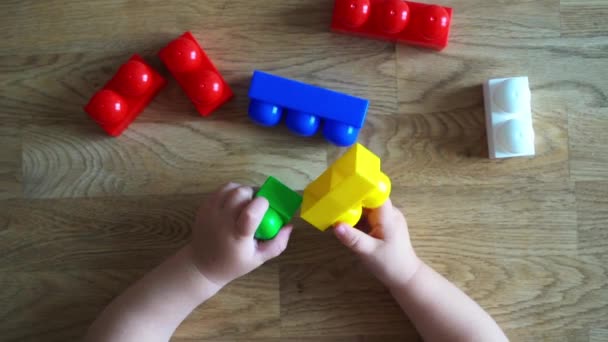 儿童发展 蒙台梭里玩具块和一个孩子 一个在玩耍的婴儿 早期发展 幼儿园 童年的概念 优质Fullhd影片 — 图库视频影像