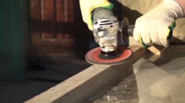 Atölyede odun zımparalıyorum. Marangoz ahşapla çalışıyor. Restorasyon, üretim, özel iş, konsept. Yüksek kaliteli FullHD görüntüler