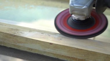 Atölyede odun zımparalıyorum. Marangoz ahşapla çalışıyor. Restorasyon, üretim, özel iş, konsept. Yüksek kaliteli FullHD görüntüler