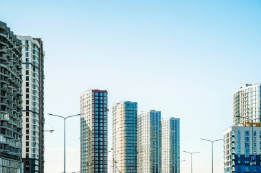 Modern mimarinin yeni apartmanı. Şehrin modern yerleşim yeri. Geliştirme, inşaat, konut kavramı. Yüksek kalite fotoğraf