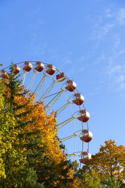 Lunaparktaki dönme dolap yaz gökyüzünün arka planında. Yüksek kalite fotoğraf