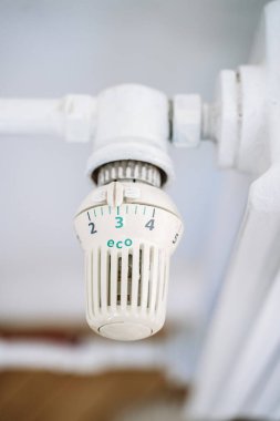 Radyatör termostatı ve el. Kışın ısıtma evi. Isıtma kavramından tasarruf ediyoruz. Yüksek kalite fotoğraf