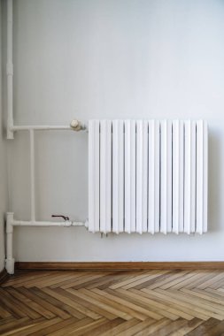 Soğuk kış ısıtma döneminde bir apartman dairesinde ya da evde ısıtma radyatörü. Yüksek kalite fotoğraf