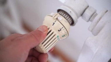 Radyatör termostatı ve el. Kışın ısıtma evi. Isıtma kavramından tasarruf ediyoruz. - Evet. Yüksek kaliteli FullHD görüntüler