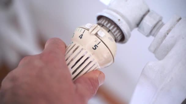 Heizkörper Thermostat Und Hand Heizhaus Winter Einsparungen Beim Heizungskonzept Hochwertiges — Stockvideo