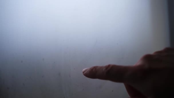 Kalp Pencereye Yağmurlu Üzücü Bir Gün Islak Bir Sonbahar Penceresine — Stok video