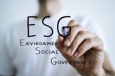 ESG strateji konsepti. Çevresel, sürdürülebilir, yönetimsel. İş adamı ESG yazıyor. Yüksek kalite fotoğraf