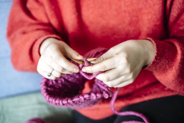 Yünden örgü örüyorum. Kışın ev hobisi. Sıcak kış giysileri örüyorum. Yüksek kalite fotoğraf