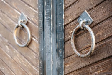 Eski ahır kapısı. Depo, ahır ya da ahır için ahşap bir kapı. Yüksek kalite fotoğraf