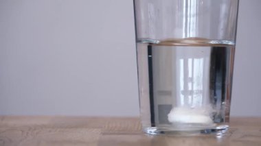 Bir bardak suda tablet. Bir bardak suda hazır vitamin ya da ilaç köpüğü. Yüksek kalite 4k görüntü