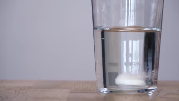 水のガラスの中のタブレット インスタントビタミンまたは薬の錠剤は 水のガラスで泡立ちます 高品質の4K映像 — ストック動画