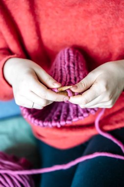 Yünden örgü örüyorum. Kışın ev hobisi. Sıcak kış giysileri örüyorum. Yüksek kalite fotoğraf