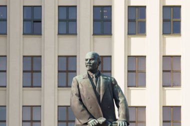 Minsk, Belarus - 28 Şubat 2024: Minsk Bağımsızlık Meydanı. Hükümet Binası, Parlamento ve Lenin Heykeli. Yüksek kalite fotoğraf