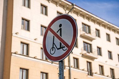 Scooter yasağı. Şehir caddesinde bir scooter 'da hareket yasaklama işareti. Yüksek kalite fotoğraf