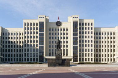 Minsk, Belarus - 28 Şubat 2024: Minsk Bağımsızlık Meydanı. Hükümet Binası, Parlamento ve Lenin Heykeli. Yüksek kalite fotoğraf