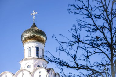 Kubbeleri ve gökyüzüne karşı haçı olan Rus Hıristiyan Ortodoks Kilisesi. Rus Ortodoksluğu ve Hıristiyan inancı kavramı. - Evet. Yüksek kalite fotoğraf