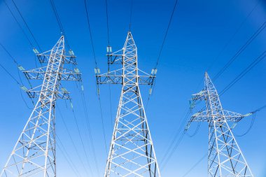 Gökyüzüne karşı yüksek voltaj kulesi. Kablolu güç iletim kulesi. Yüksek kalite fotoğraf