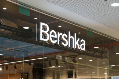 Varşova, Polonya - 17 Mart 2024: Bershka mağazası. Marka Bershka Şirketi. Yüksek kaliteli illüstrasyon