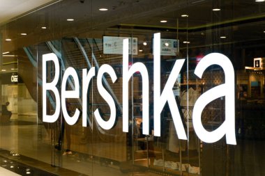 Varşova, Polonya - 17 Mart 2024: Bershka mağazası. Marka Bershka Şirketi. Yüksek kaliteli illüstrasyon