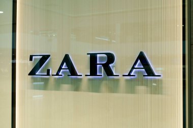 Varşova, Polonya - 17 Mart 2024: Zara mağazası. Marka Zara şirketi. Yüksek kaliteli illüstrasyon