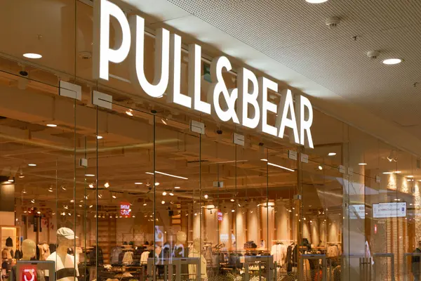 Warschau Polen März 2024 Pull Bear Outlet Store Brand Pull — Stockfoto