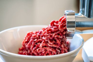 Kıyma ve elektrikli et öğütücü. Elektrikli öğütücüyle mutfakta kıyma yapmak. Yüksek kalite fotoğraf