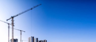 İnşaat endüstrisi binası. Vinçleri, tesisatı ve betonu olan inşaat sanayii alanı. Yüksek kalite fotoğraf