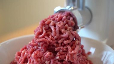 Kıyma ve elektrikli et öğütücü. Elektrikli öğütücüyle mutfakta kıyma yapmak. Yüksek kaliteli FullHD görüntüler