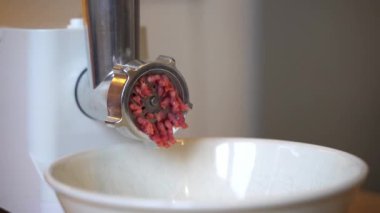 Kıyma ve elektrikli et öğütücü. Elektrikli öğütücüyle mutfakta kıyma yapmak. Yüksek kaliteli FullHD görüntüler