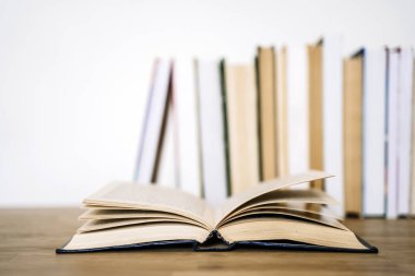 Kitaplar okul ya da üniversite sınıfında masanın üzerinde. Eğitim, konsept eğitimi. Yüksek kalite fotoğraf