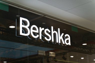 Varşova, Polonya - 17 Mart 2024: Bershka mağazası. Marka Bershka Şirketi. Yüksek kaliteli illüstrasyon