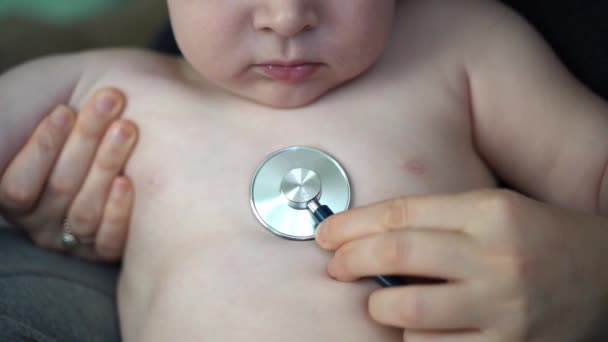 Kinderarzt Hört Baby Mit Stethoskop Klinik Kindergesundheit Und Pflege Hochwertiges — Stockvideo