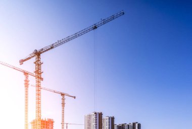 İnşaat endüstrisi binası. Vinçleri, tesisatı ve betonu olan inşaat sanayii alanı. Yüksek kalite fotoğraf