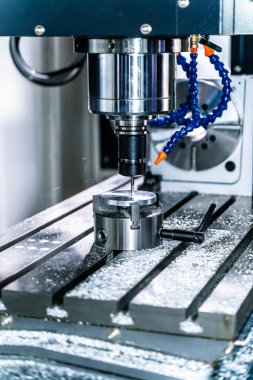 Fabrika metali sanayide. Metal bir parçayı makineleme işlemi. Yüksek kalite fotoğraf