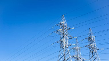 Gökyüzüne karşı yüksek voltaj kulesi. Kablolu güç iletim kulesi. Yüksek kalite fotoğraf