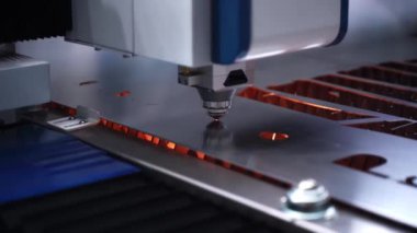  Modern kesim metali ve çeliği lazer gaz makinesiyle bir fabrikada üretiyoruz. Cnc Kesme. Yüksek kaliteli FullHD görüntüler