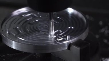 Cnc makine torna endüstrisi. Metal, bilgisayar kontrollü bir değirmen makinesiyle çalışıyor. Yüksek kaliteli FullHD görüntüler