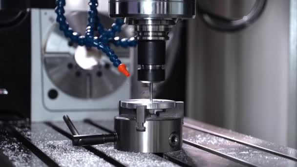 Cnc Máquina Torno Indústria Metalurgia Com Uma Fresadora Controlada Por — Vídeo de Stock