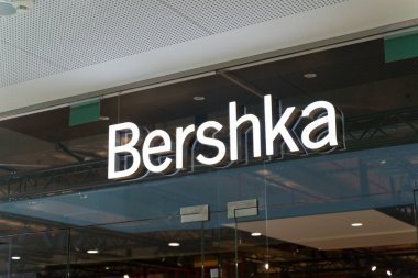 Varşova, Polonya - 17 Mart 2024: Bershka mağazası. Marka Bershka Şirketi. Yüksek kaliteli illüstrasyon