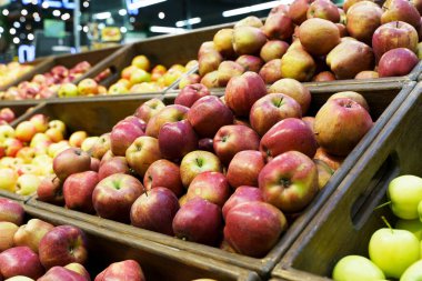 Süpermarket tezgahında elma hasadı. Market vitrinindeki kutularda elma yetiştiriyorum. Yüksek kalite fotoğraf