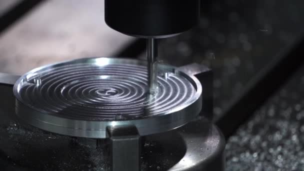 Cnc Drehmaschinenindustrie Metallbearbeitung Mit Einer Computergesteuerten Fräsmaschine Hochwertiges Fullhd Filmmaterial — Stockvideo
