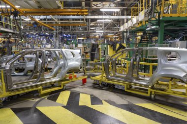 Endüstriyel otomobil üretimi. Modern arabaları montaj bandında montajlamak için ekin. Sanayi, üretim, endüstri konsepti. Yüksek kalite fotoğraf