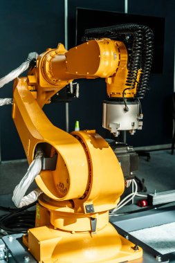 Makine robot kolu fabrikada. Modern bir makinede parçaların modern teknoloji fabrikası üretimi. Yüksek kalite fotoğraf. Yüksek kalite fotoğraf