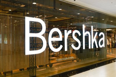 Varşova, Polonya - 17 Mart 2024: Bershka mağazası. Marka Bershka Şirketi. Yüksek kaliteli illüstrasyon