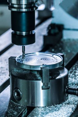 Fabrika metali sanayide. Metal bir parçayı makineleme işlemi. Yüksek kalite fotoğraf