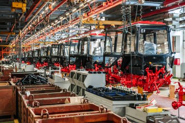 Traktör endüstrisi üretimi. Fabrika hattında yeni traktörler. Tarım makinelerinin üretimi. Yüksek kalite fotoğraf