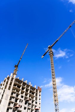 İnşaat endüstrisi binası. Vinçleri, tesisatı ve betonu olan inşaat sanayii alanı. Yüksek kalite fotoğraf